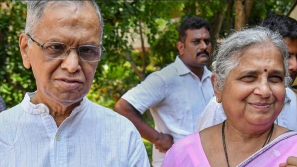  Infosys founder Narayana Murthy traveled without taking a train ticket with Sudha Murthy 