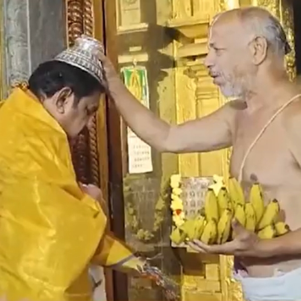  ADMK chief Edappadi Palaniswami after Tirupati Swamy darshan, did meditation for few minutes