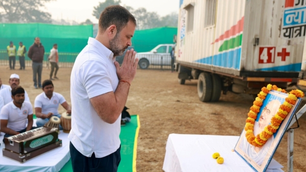 Rahul Gandhi started the second day of Yatra in Bihar by paying homage to Gandhis portrait Rahul Gandhi started the second day of Yatra in Bihar by paying homage to Gandhis portrait