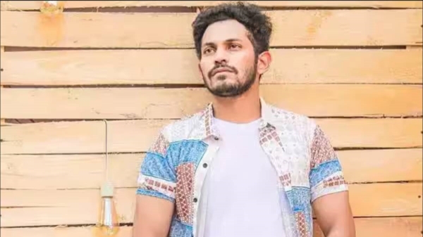 bigg boss Kamal Haasan on the stage and is being teased by kuraishi and pugazh 