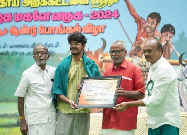 A sound mani that plays traditional instruments