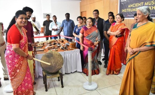 A sound mani that plays traditional instruments