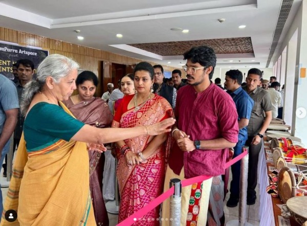 A sound mani that plays traditional instruments