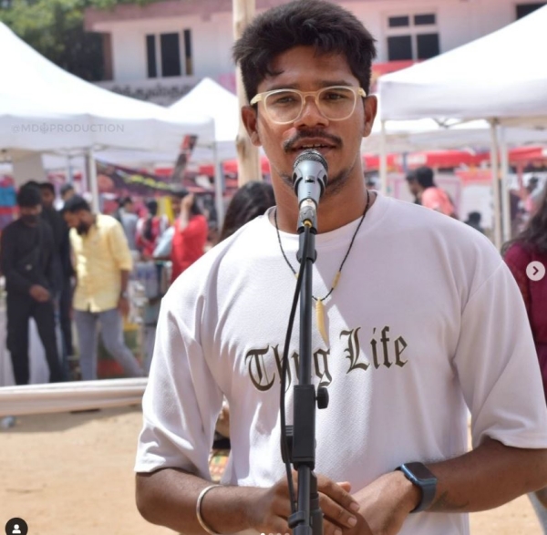 A sound mani that plays traditional instruments