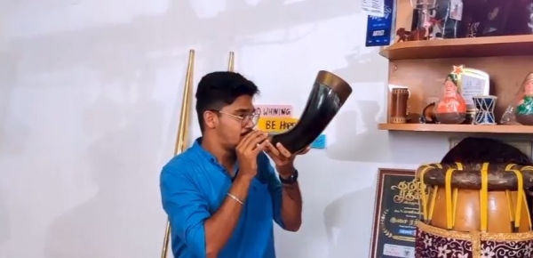 A sound mani that plays traditional instruments