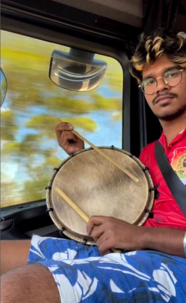 A sound mani that plays traditional instruments