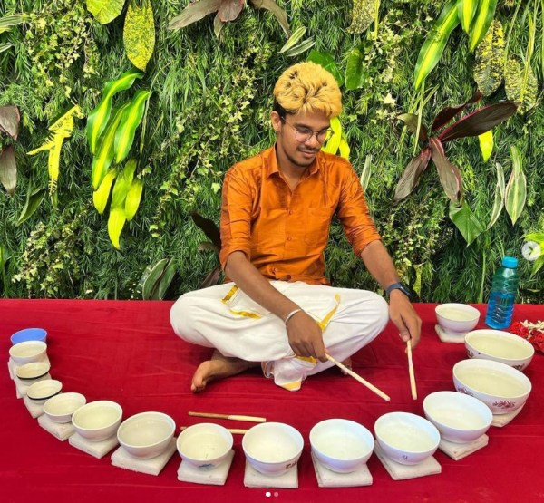 A sound mani that plays traditional instruments