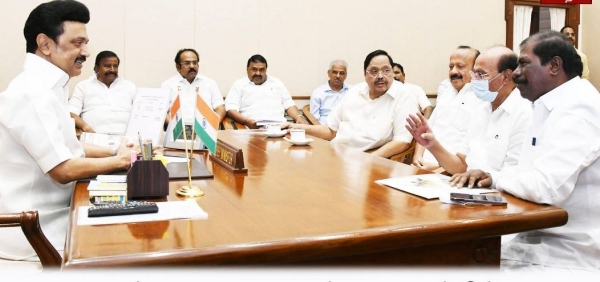 Why is the central government reluctant to conduct a caste-wise census?