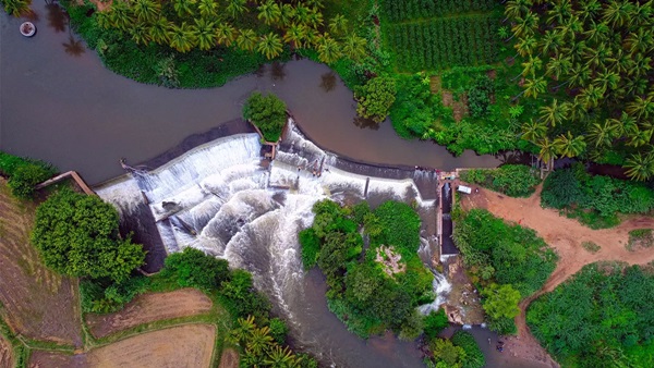 Why are there no industries and employment in Theni district? 