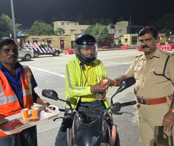Vellore police gave a pleasant surprise at Pallikonda toll gate on Chennai Bangalore Highway 