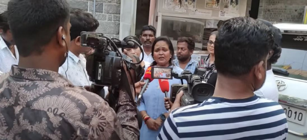 Many women gathered in front of Vijayakanth house