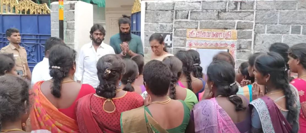 Many women gathered in front of Vijayakanth house
