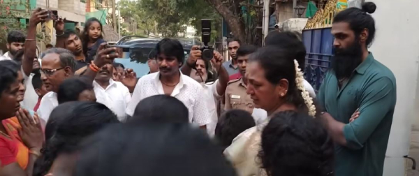 Many women gathered in front of Vijayakanth house