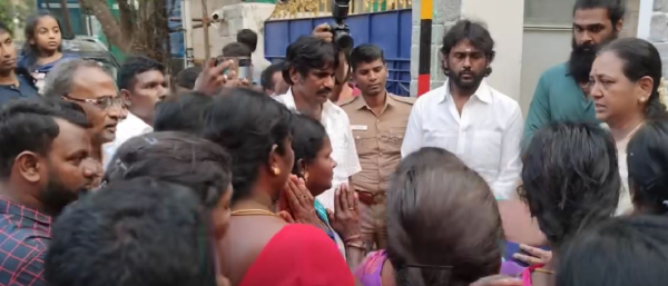 Many women gathered in front of Vijayakanth house