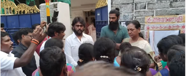 Many women gathered in front of Vijayakanth house
