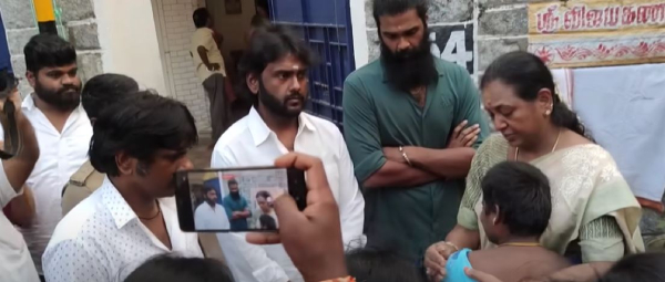 Many women gathered in front of Vijayakanth house