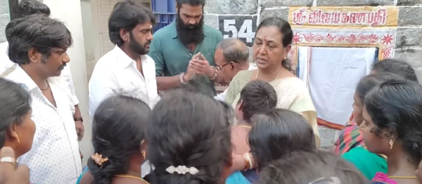 Many women gathered in front of Vijayakanth house