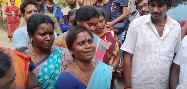 Many women gathered in front of Vijayakanth house