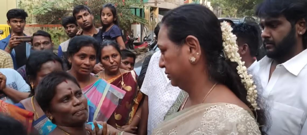 Many women gathered in front of Vijayakanth house