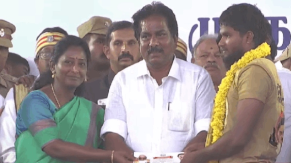 Abi sithar tames 10 bulls and win mahindra thar car in madurai keelakarai jallikattu