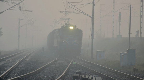 Due to heavy fog in Delhi, train and air services are affected 