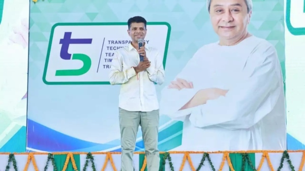 VK Pandian, head of development projects in Odisha, attacked with tomatoes VK Pandian, head of development projects in Odisha, attacked with tomatoes