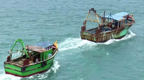 Sri Lankan fishermen said that they will burn the boats Tamil fishermen crossing border 