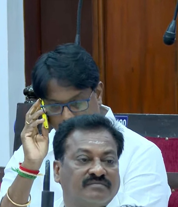 While Chennai Mayor Priya presenting the Corporation Budget Councilors talking on their cell phones 