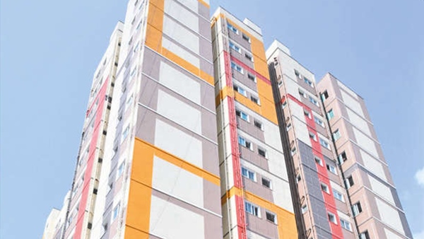 What happened yesterday at Tamil Nadu governments new flats in Nandanam, Chennai? 