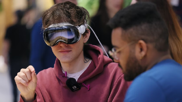 Apple vision pro became a safety concern as people are using it while driving 