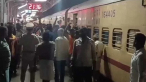 Karnataka 3 men who belongs to minority community threatening to burn down train returning from Ayodhya Karnataka 3 men who belongs to minority community threatening to burn down train returning from Ayodhya