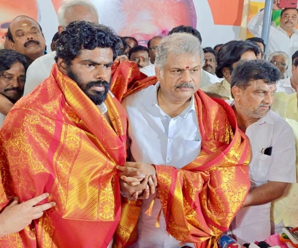  Is Tamilaruvi Manian contest in the lotus symbol? 