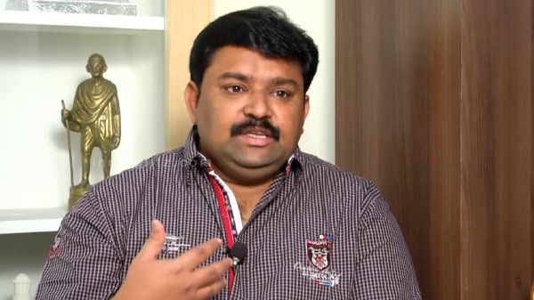  Neeya Naana Gopinath was talking about the friends around him as the reason 