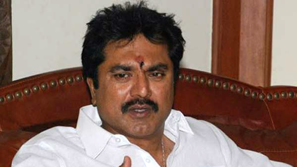 Caravan met accident near sivagangai which was travelled sarath kumar Caravan met accident near sivagangai which was travelled sarath kumar