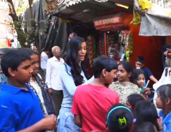 Poonam Pandey celebrated ayodhya Ram mandir inauguration by giving gifts a week ago