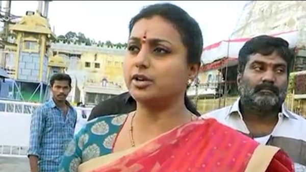 Srivari sevaks from amravati s besieged Andhra Minister Roja who came to Tirupati 