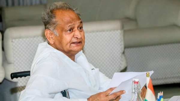  Congress senior leader Ashok Gehlot hospitalised after he tests positive for Covid and swine flu 