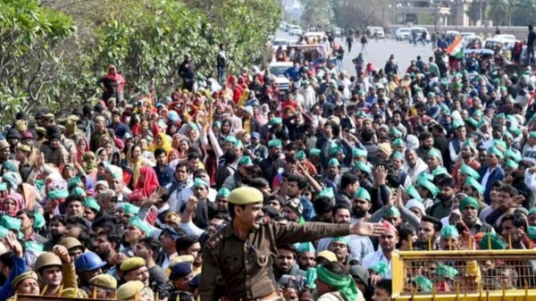 3 Union Ministers hold talks with Protesting Farmers in Delhi Border 