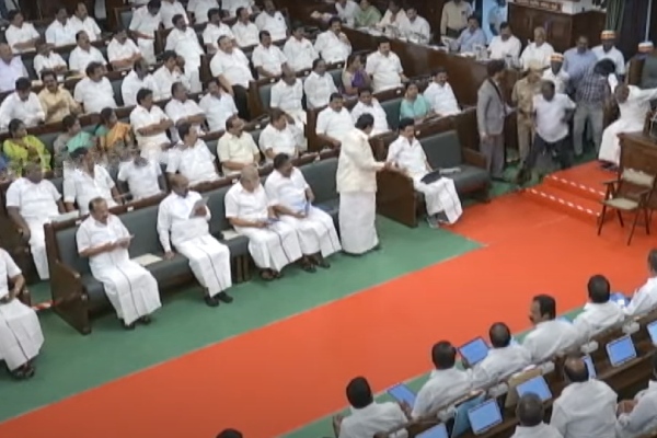 CM Stalin signals minister Duraimurugan when Governor Ravi refused to deliver his speech 