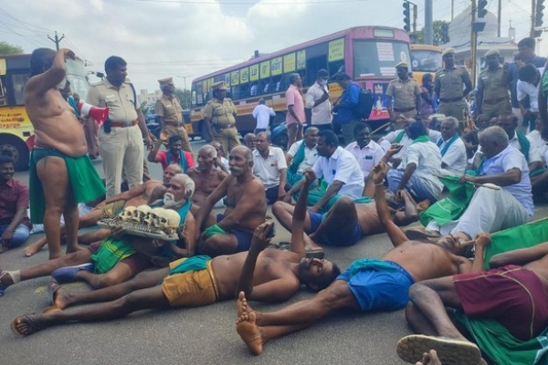 Farmers led by Ayyakannu in Trichy in support of the farmers Delhi Chalo protest. 