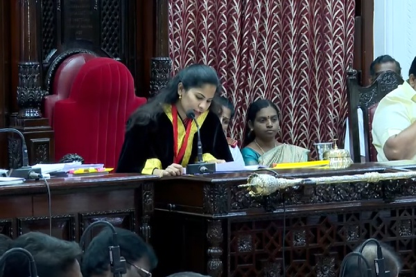 While Chennai Mayor Priya presenting the Corporation Budget Councilors talking on their cell phones 