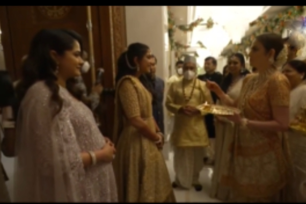 Do you know how Nita Ambani welcomes Radhika Merchant in her engagement? Do you know how Nita Ambani welcomes Radhika Merchant in her engagement?