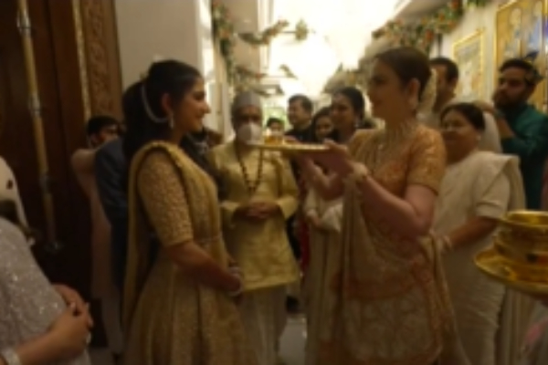 Do you know how Nita Ambani welcomes Radhika Merchant in her engagement? Do you know how Nita Ambani welcomes Radhika Merchant in her engagement?