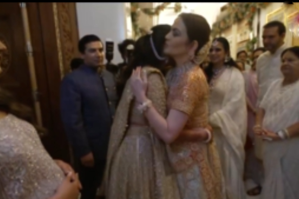 Do you know how Nita Ambani welcomes Radhika Merchant in her engagement? Do you know how Nita Ambani welcomes Radhika Merchant in her engagement?