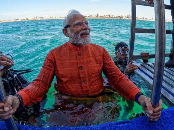  PM modi says its divine experice after he went underwater in the deep sea and prayed at the site where submerged city of Dwarka