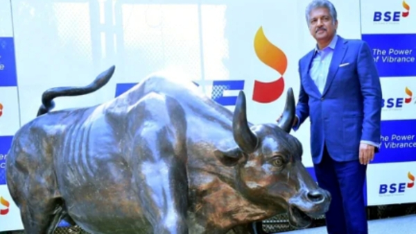 Industrialists Anand Mahindra Give sharp reply to troll over behind Tata Motors in sales netizens praises Industrialists Anand Mahindra Give sharp reply to troll over behind Tata Motors in sales netizens praises