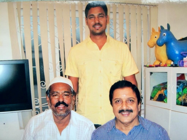 What is true on Actor Sivakumar throw fan gift on floor?