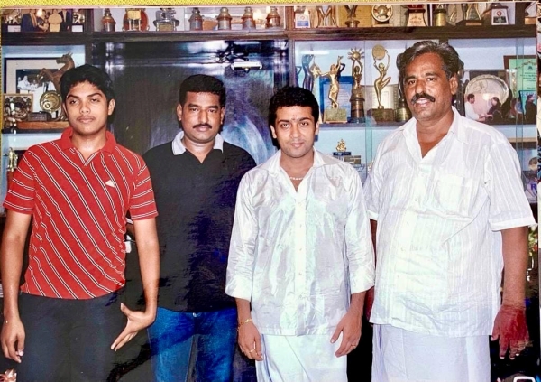 What is true on Actor Sivakumar throw fan gift on floor?