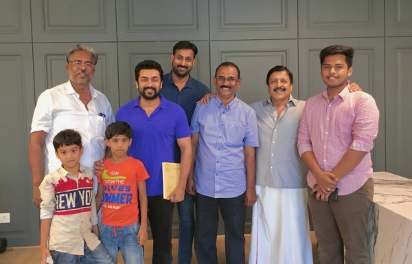 What is true on Actor Sivakumar throw fan gift on floor?