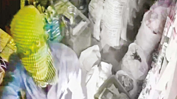 How did the thief steal 1.50 lakhs from Tenkasi grocery store? 